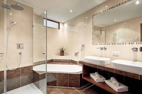 Superior Suite | Bathroom | Free toiletries, hair dryer, bathrobes, slippers