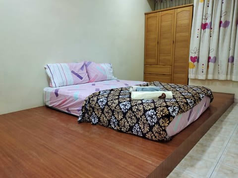 Double Room, Shared Bathroom | Bed sheets