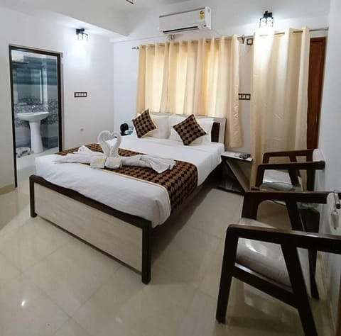 Deluxe Double Room, 1 Queen Bed, Accessible, City View | Iron/ironing board, free WiFi