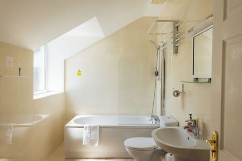 Deluxe Double Room | Bathroom | Free toiletries, hair dryer, towels, toilet paper