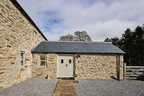 Cote, Ruffside - Host & Stay