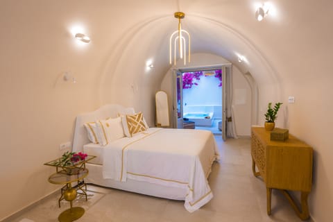 Traditional Cave Suite | Egyptian cotton sheets, premium bedding, Select Comfort beds, minibar