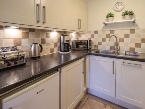 Cottage | Private kitchen | Fridge, dishwasher, electric kettle, toaster