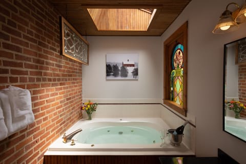 Classic Single Room | Bathroom | Designer toiletries, hair dryer, towels, soap