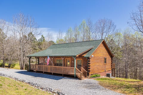 Front side view of the cabin with plenty of parking