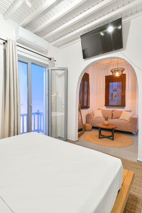Balcony Suite | Minibar, laptop workspace, soundproofing, iron/ironing board