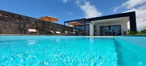 Salzwasserpool und Terrassen