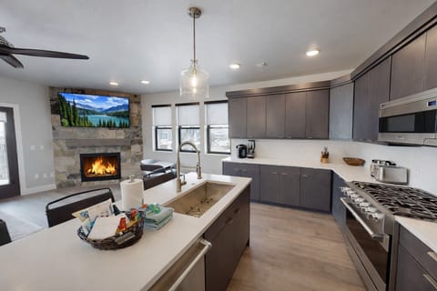 Condo, 3 Bedrooms | Private kitchen | Fridge, oven, coffee/tea maker, electric kettle