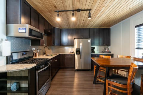 Treehouse Suite | Private kitchen | Microwave, coffee/tea maker, electric kettle, toaster