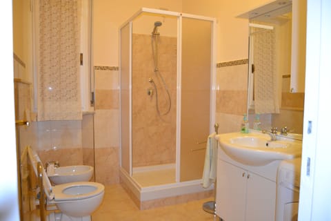 Shower, free toiletries, hair dryer, bidet