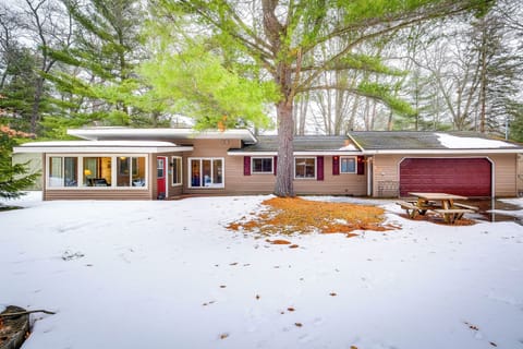 Roscommon Vacation Rental | 3BR | 2BA | 1,147 Sq Ft | Step-Free Access