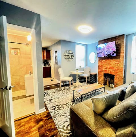 Open the door to this cozy one bedroom, convenient to all North Side Attractions
