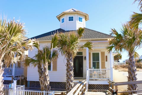 Beautiful 2 Bedroom with Loft Bungalow right on the circle in Atlantic Beach.