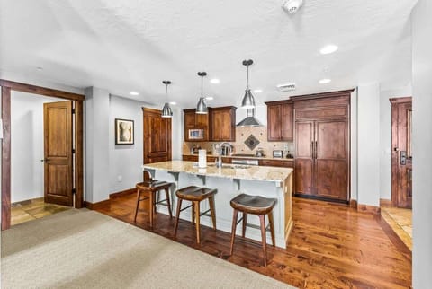 Lovely kitchen area with fully stocked kitchen. 