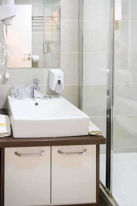 Basic Single Room | Bathroom | Shower, hair dryer, bathrobes, slippers