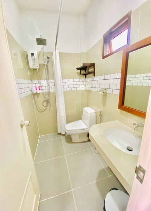 Shower, rainfall showerhead, free toiletries, hair dryer