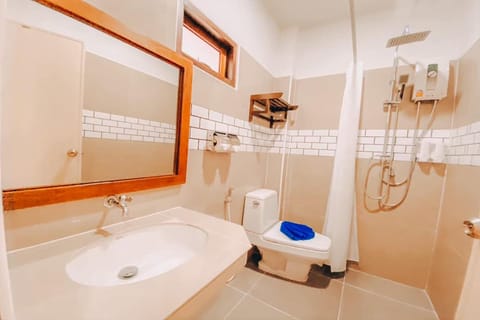 Standard Triple Room | Bathroom | Shower, rainfall showerhead, free toiletries, hair dryer