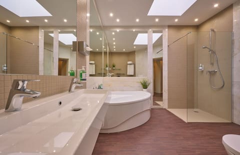 Junior Room, 1 Bedroom | Bathroom | Hair dryer, towels, soap, shampoo