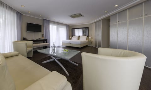 Junior Room, 1 Bedroom | Hypo-allergenic bedding, in-room safe, desk, soundproofing