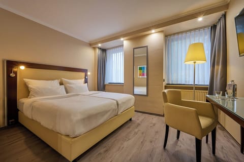 Hypo-allergenic bedding, in-room safe, desk, soundproofing