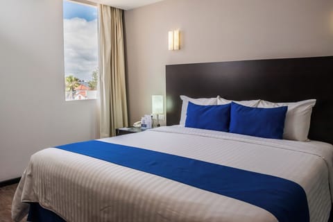 Deluxe Room, 1 King Bed | Premium bedding, in-room safe, desk, soundproofing