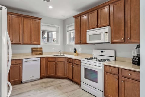 Condo, Multiple Beds, Balcony (Grande at Canal Pointe) | Private kitchen | Fridge, microwave, oven, stovetop