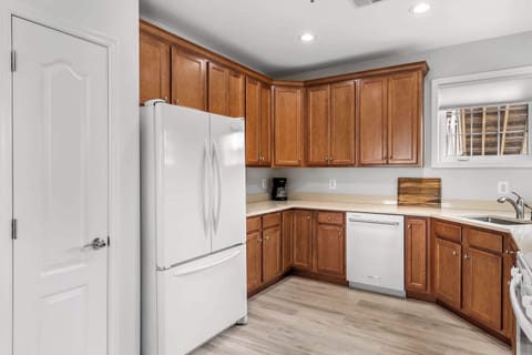 Condo, Multiple Beds, Balcony (Grande at Canal Pointe) | Private kitchen | Fridge, microwave, oven, stovetop