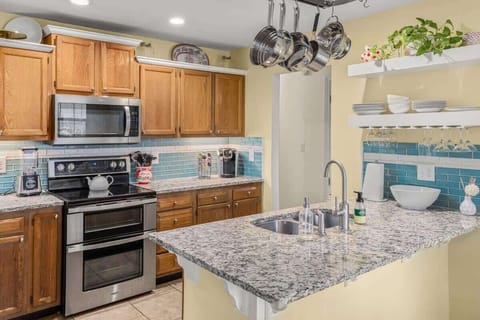 ✨ Fully Stocked Chef’s Kitchen: Stainless appliances, coffee & tea station, cookware & spices—ready for family feasts or a quick snack.