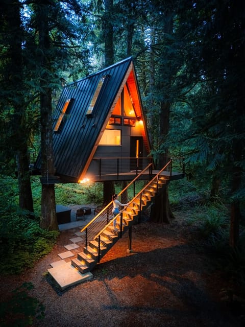 The only a frame treehouse in the world suspended at 4 points!