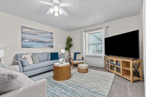 Spacious and comfortable living area has plenty of seating for family and friends. 65` Roku TV.