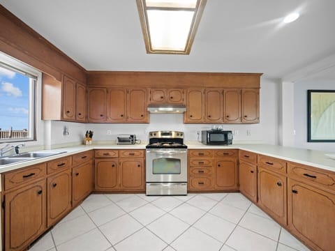 Kitchen - Lots of Food Prep Space