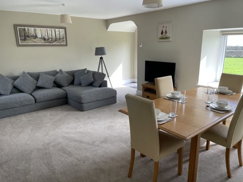 Cottage | Dining