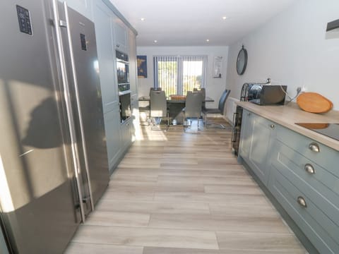 Fridge, dishwasher, cookware/dishes/utensils