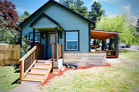 Charming cabin with front porch and fenced yard backing onto a park — perfect for dogs. Enjoy the covered patio and fresh landscaping, just steps from Springfield Historic District and minutes to Autzen Stadium for Ducks game day.