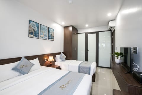 Signature Triple Room | Desk, soundproofing, free WiFi, bed sheets