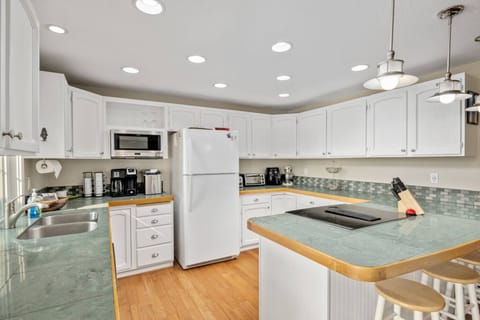 Cook delicious meals for breakfast, lunch, and dinner in this fully equipped kitchen. We suggest grabbing some seafood from a local market.