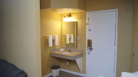 Room, 1 King Bed, Non Smoking | Bathroom | Combined shower/tub, towels