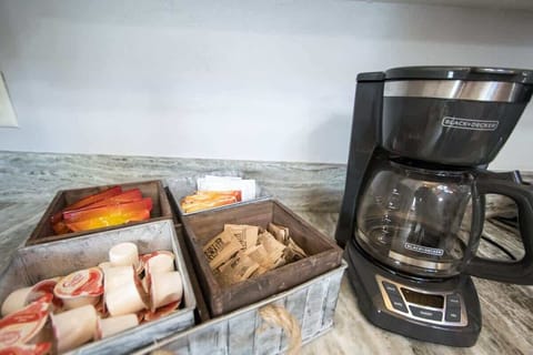 Start your day off right with the perfect cup of coffee with this coffee maker.