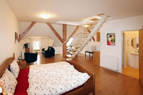 Triple Room | Laptop workspace, soundproofing, WiFi (free), bed sheets