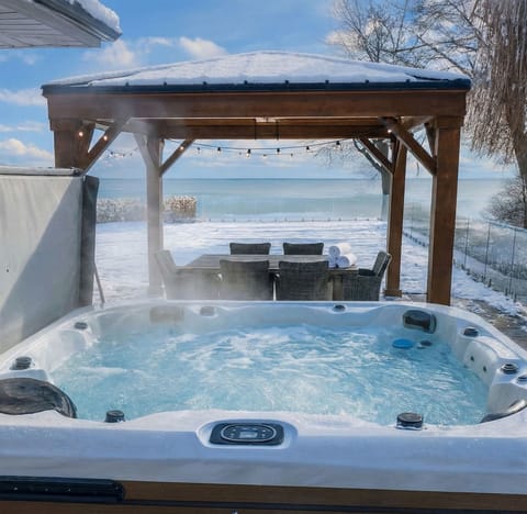 The year round hot tub is perfect for moments of deep relaxation, especially in the cold weather season.