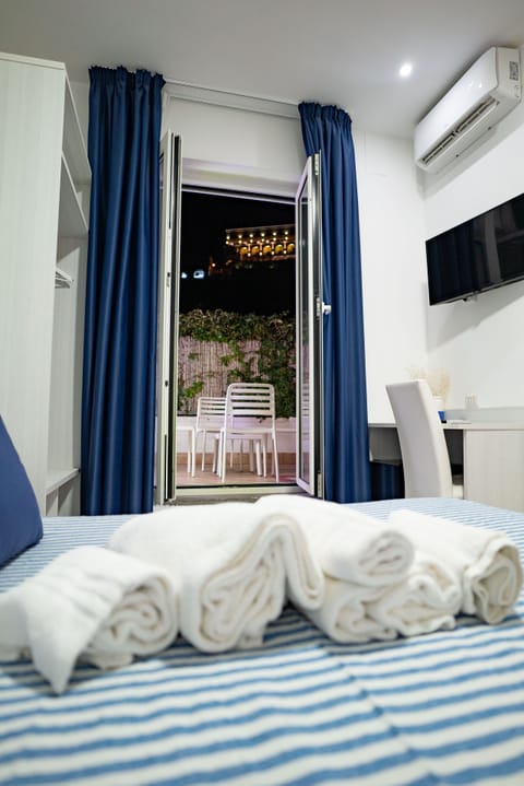 Standard Quadruple Room | Minibar, in-room safe, desk, blackout drapes