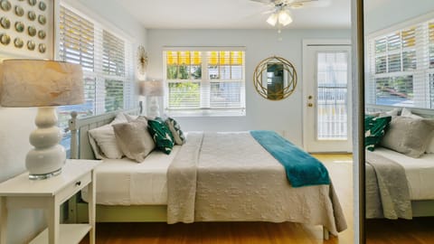 #10 Classic Studio | Bathroom | Designer toiletries, hair dryer, towels, soap