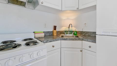 #10 Classic Studio | Private kitchen | Full-size fridge, microwave, oven, stovetop