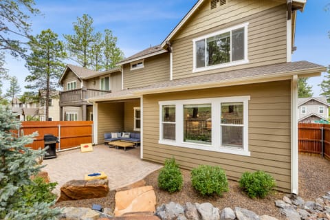 Discover Pinnacle Pines by PORTER, a serene mountain retreat nestled in a peaceful Flagstaff neighborhood yet minutes to downtown and NAU.