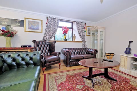 (Open plan living room and dining room)