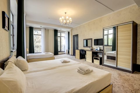 Comfort Triple Room | In-room dining