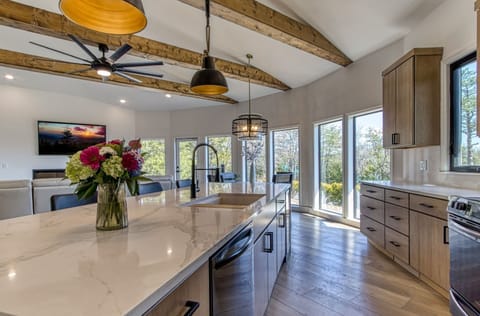 Cabin, 2 Bedrooms | Private kitchen | Coffee/tea maker, fridge, oven, toaster