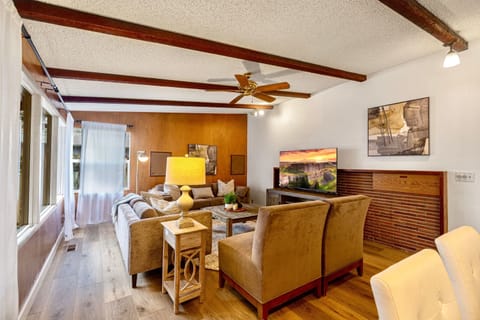 Spacious Mid Century Modern Sunroom Rambler with Portable AC House in Shoreline