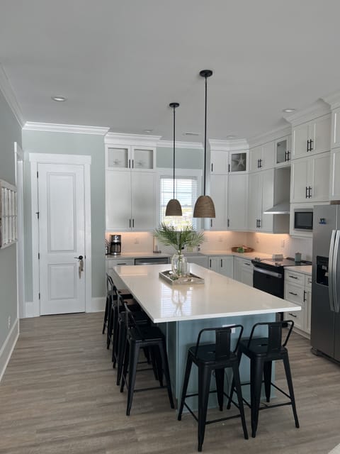 Full kitchen.