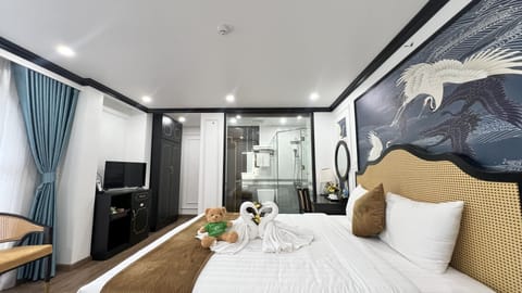 Premier Room, 1 King Bed, City View | Premium bedding, memory foam beds, in-room safe, desk